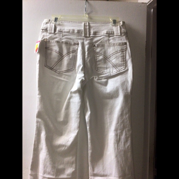 🌟 White Boot Cut Jeans - Picture 5 of 6